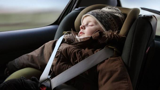 Llevar a los niños en la sillita del coche con abrigo, dispara el riesgo en caso de accidente